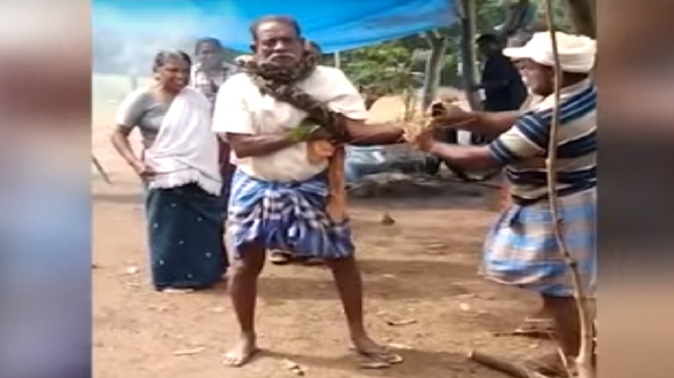 Horror Video: ಕೇರಳದಲ್ಲಿ ವ್ಯಕ್ತಿ ಕುತ್ತಿಗೆಗೆ ಸುತ್ತಿಕೊಂಡ ಹೆಬ್ಬಾವು! ಮುಂದೆ... Horror Video: ಕೇರಳದಲ್ಲಿ ವ್ಯಕ್ತಿ ಕುತ್ತಿಗೆಗೆ ಸುತ್ತಿಕೊಂಡ ಹೆಬ್ಬಾವು! ಮುಂದೆ...