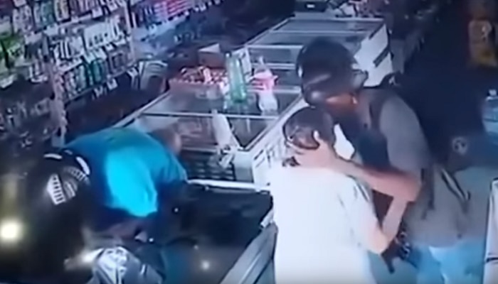 Viral Video: ವೃದ್ದೆಯಿಂದ ಹಣ ನಿರಾಕರಿಸಿ ಆಕೆಗೆ ಮುತ್ತಿಟ್ಟ ದರೋಡೆಕೋರ....! Viral Video: ವೃದ್ದೆಯಿಂದ ಹಣ ನಿರಾಕರಿಸಿ ಆಕೆಗೆ ಮುತ್ತಿಟ್ಟ ದರೋಡೆಕೋರ....!