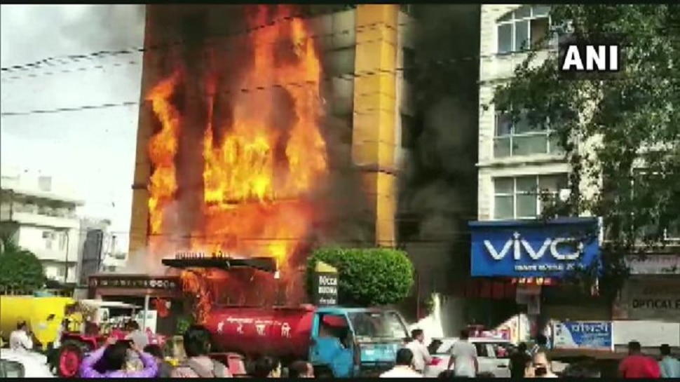 ಬಹುಮಹಡಿ ಹೋಟೆಲ್ನಲ್ಲಿ ಬೆಂಕಿ ಅವಘಡ; ಹಲವರು ಸಿಲುಕಿರುವ ಶಂಕೆ ಬಹುಮಹಡಿ ಹೋಟೆಲ್ನಲ್ಲಿ ಬೆಂಕಿ ಅವಘಡ; ಹಲವರು ಸಿಲುಕಿರುವ ಶಂಕೆ