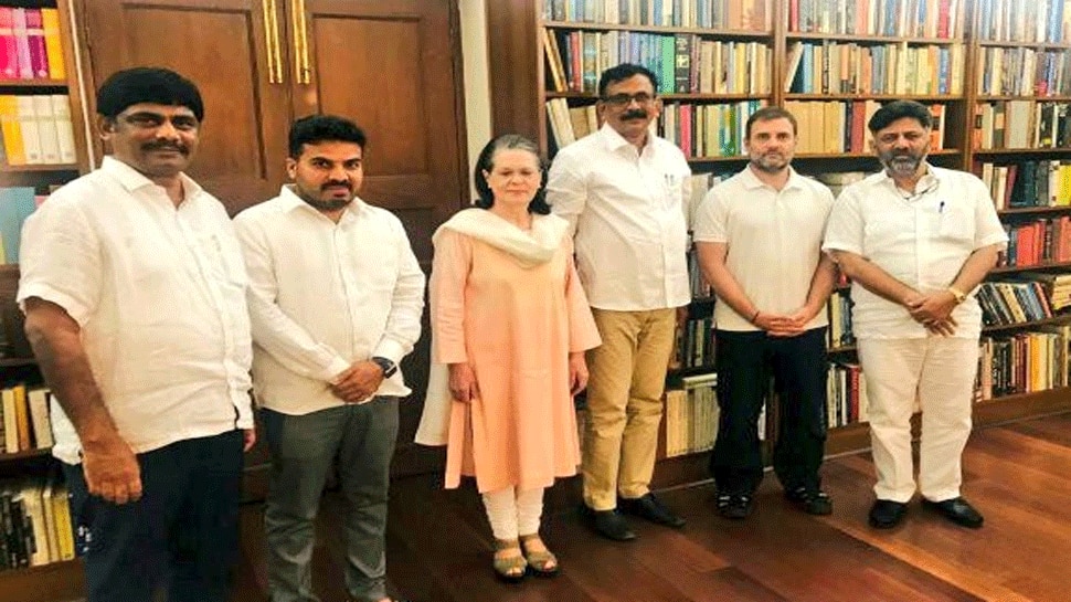 ಸೋನಿಯಾ, ರಾಹುಲ್, ವೇಣುಗೋಪಾಲ್ ಭೇಟಿ ಮಾಡಿದ ಡಿಕೆಶಿ ಸೋನಿಯಾ, ರಾಹುಲ್, ವೇಣುಗೋಪಾಲ್ ಭೇಟಿ ಮಾಡಿದ ಡಿಕೆಶಿ