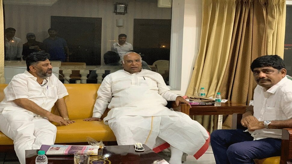 ಡಿಕೆಶಿ ಭೇಟಿಯಾಗಿ ಧೈರ್ಯ ತುಂಬಿದ ಮಲ್ಲಿಕಾರ್ಜುನ ಖರ್ಗೆ ಡಿಕೆಶಿ ಭೇಟಿಯಾಗಿ ಧೈರ್ಯ ತುಂಬಿದ ಮಲ್ಲಿಕಾರ್ಜುನ ಖರ್ಗೆ