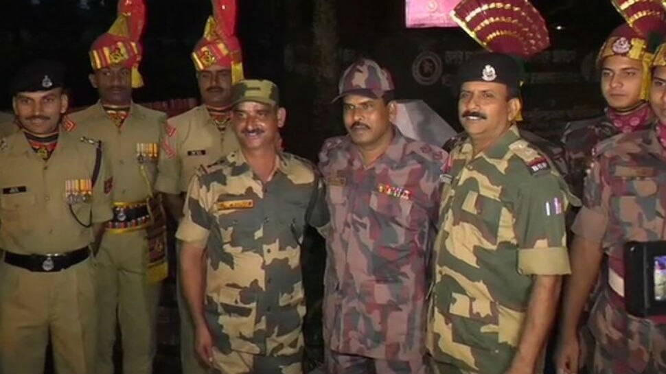 ಅಖೌರಾದಲ್ಲಿ ದೀಪಾವಳಿ ಸಿಹಿ ವಿನಿಮಯ ಮಾಡಿಕೊಂಡ ಭಾರತ-ಬಾಂಗ್ಲಾದೇಶ ಪಡೆಗಳು ಅಖೌರಾದಲ್ಲಿ ದೀಪಾವಳಿ ಸಿಹಿ ವಿನಿಮಯ ಮಾಡಿಕೊಂಡ ಭಾರತ-ಬಾಂಗ್ಲಾದೇಶ ಪಡೆಗಳು
