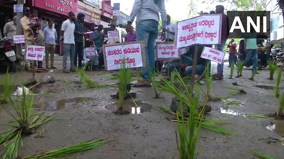 ಶಿವಮೊಗ್ಗ: ರಸ್ತೆ ಗುಂಡಿಗಳಲ್ಲಿ ಸಸಿ ನೆಟ್ಟು ವಿದ್ಯಾರ್ಥಿಗಳ ಪ್ರತಿಭಟನೆ ಶಿವಮೊಗ್ಗ: ರಸ್ತೆ ಗುಂಡಿಗಳಲ್ಲಿ ಸಸಿ ನೆಟ್ಟು ವಿದ್ಯಾರ್ಥಿಗಳ ಪ್ರತಿಭಟನೆ