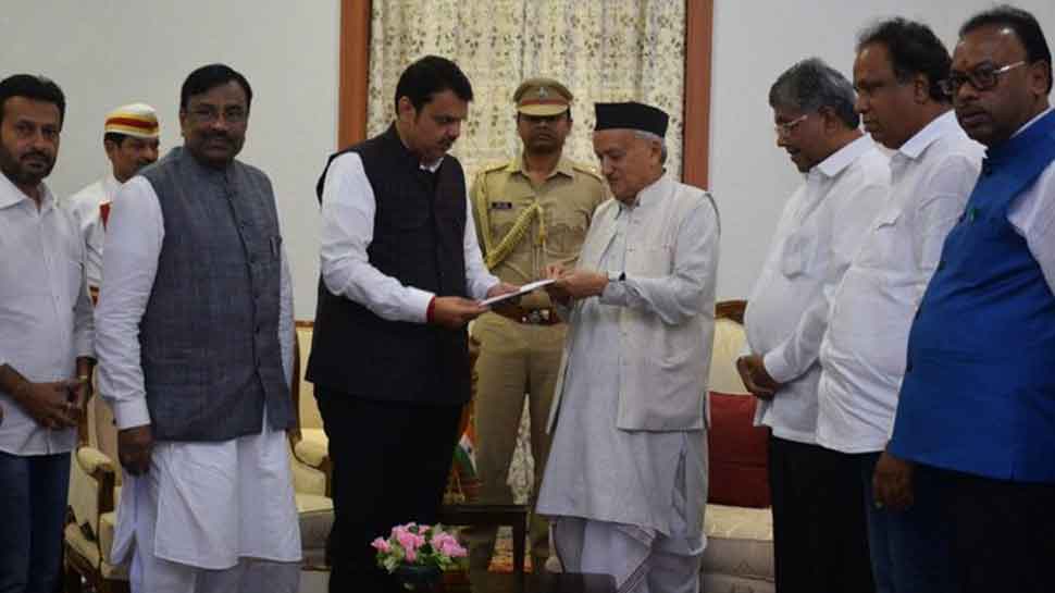 ಸಿಎಂ ಪದವಿಗೆ ರಾಜೀನಾಮೆ ನೀಡಿದ ದೇವೇಂದ್ರ ಫಡ್ನವೀಸ್ ಸಿಎಂ ಪದವಿಗೆ ರಾಜೀನಾಮೆ ನೀಡಿದ ದೇವೇಂದ್ರ ಫಡ್ನವೀಸ್