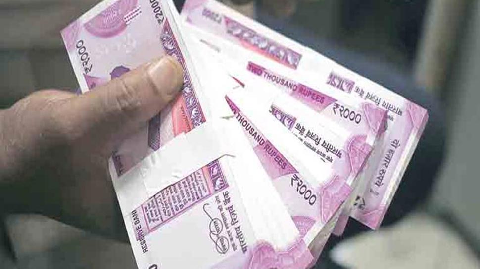 GDP ಕುಸಿತದ ಬೆನ್ನಲ್ಲೇ ಡಾಲರ್ ಎದುರು ಮತ್ತೆ ಮಂಕಾದ ರೂಪಾಯಿ ಮೌಲ್ಯ GDP ಕುಸಿತದ ಬೆನ್ನಲ್ಲೇ ಡಾಲರ್ ಎದುರು ಮತ್ತೆ ಮಂಕಾದ ರೂಪಾಯಿ ಮೌಲ್ಯ