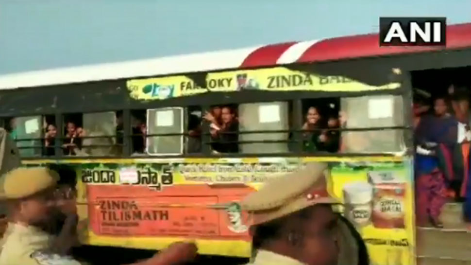 VIDEO: ಹೈದ್ರಾಬಾದ್ ಎನ್ಕೌಂಟರ್, ವಿದ್ಯಾರ್ಥಿನಿಯರ ಪ್ರತಿಕ್ರಿಯೆ ಹೀಗಿತ್ತು VIDEO: ಹೈದ್ರಾಬಾದ್ ಎನ್ಕೌಂಟರ್, ವಿದ್ಯಾರ್ಥಿನಿಯರ ಪ್ರತಿಕ್ರಿಯೆ ಹೀಗಿತ್ತು