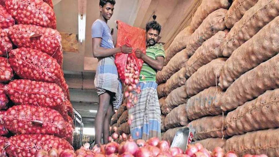ಗುಡ್ ನ್ಯೂಸ್: ಮುಂದಿನ ವಾರದಿಂದ ಈರುಳ್ಳಿ ಬೆಲೆ ಕಡಿಮೆಯಾಗುವ ಸಾಧ್ಯತೆ! ಗುಡ್ ನ್ಯೂಸ್: ಮುಂದಿನ ವಾರದಿಂದ ಈರುಳ್ಳಿ ಬೆಲೆ ಕಡಿಮೆಯಾಗುವ ಸಾಧ್ಯತೆ!