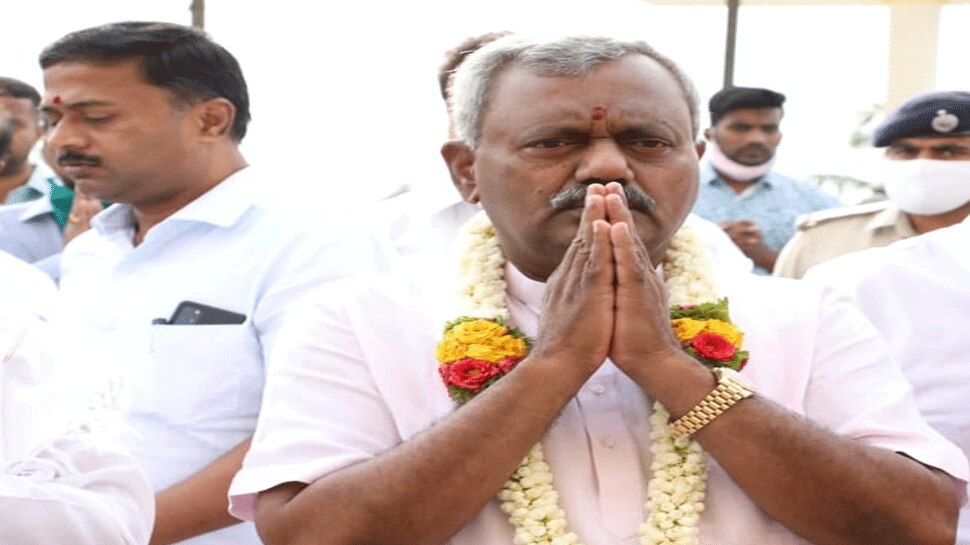 ಮೈಸೂರು ಕೊರೋನಾ ಮುಕ್ತ ಆಗಿದ್ದಕ್ಕೆ ಚಾಮುಂಡೇಶ್ವರಿ ಪೂಜೆ ಸಲ್ಲಿಸಿದ ಎಸ್.ಟಿ. ಸೋಮಶೇಖರ್ ಮೈಸೂರು ಕೊರೋನಾ ಮುಕ್ತ ಆಗಿದ್ದಕ್ಕೆ ಚಾಮುಂಡೇಶ್ವರಿ ಪೂಜೆ ಸಲ್ಲಿಸಿದ ಎಸ್.ಟಿ. ಸೋಮಶೇಖರ್