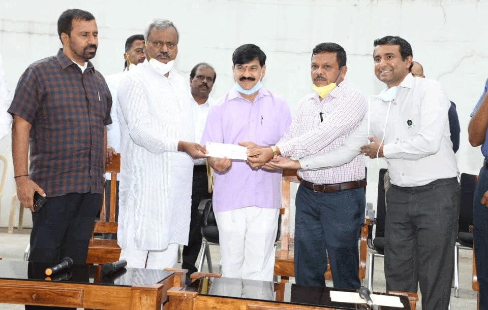 ಮೈಸೂರು ಮೃಗಾಲಯಕ್ಕೆ 25.14 ಲಕ್ಷ ರೂ. ಚೆಕ್ ಹಸ್ತಾಂತರಿಸಿದ ಸಚಿವ ಸೋಮಶೇಖರ್ ಮೈಸೂರು ಮೃಗಾಲಯಕ್ಕೆ 25.14 ಲಕ್ಷ ರೂ. ಚೆಕ್ ಹಸ್ತಾಂತರಿಸಿದ ಸಚಿವ ಸೋಮಶೇಖರ್