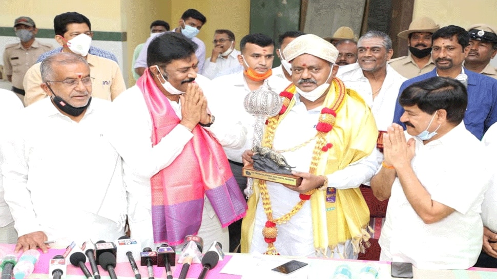 ಚಾಮುಂಡಿ ಬೆಟ್ಟ ಹಸಿರೀಕರಣಕ್ಕೆ ನರೇಗಾ ಬಳಸಿಕೊಳ್ಳಿ; ಸಚಿವ ಎಸ್.ಟಿ. ಸೋಮಶೇಖರ್ ಸೂಚನೆ ಚಾಮುಂಡಿ ಬೆಟ್ಟ ಹಸಿರೀಕರಣಕ್ಕೆ ನರೇಗಾ ಬಳಸಿಕೊಳ್ಳಿ; ಸಚಿವ ಎಸ್.ಟಿ. ಸೋಮಶೇಖರ್ ಸೂಚನೆ