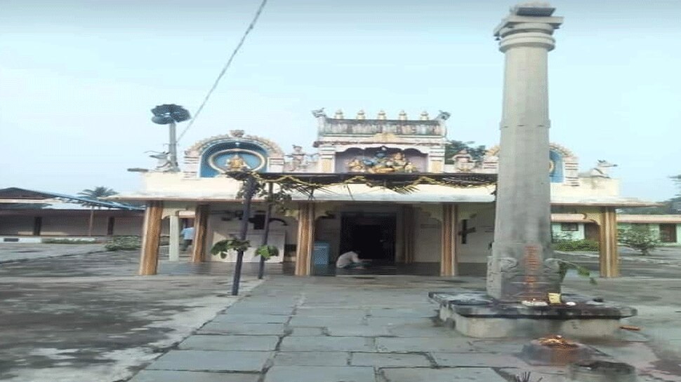 ಪೂಜೆ ಮಾಡುವ ವೇಳೆ ದೇವಾಲಯದ ಗರ್ಭಗುಡಿಯಲ್ಲೇ ಕುಸಿದು ಬಿದ್ದ ಅರ್ಚಕ, ಮುಂದೆ..! ಪೂಜೆ ಮಾಡುವ ವೇಳೆ ದೇವಾಲಯದ ಗರ್ಭಗುಡಿಯಲ್ಲೇ ಕುಸಿದು ಬಿದ್ದ ಅರ್ಚಕ, ಮುಂದೆ..!