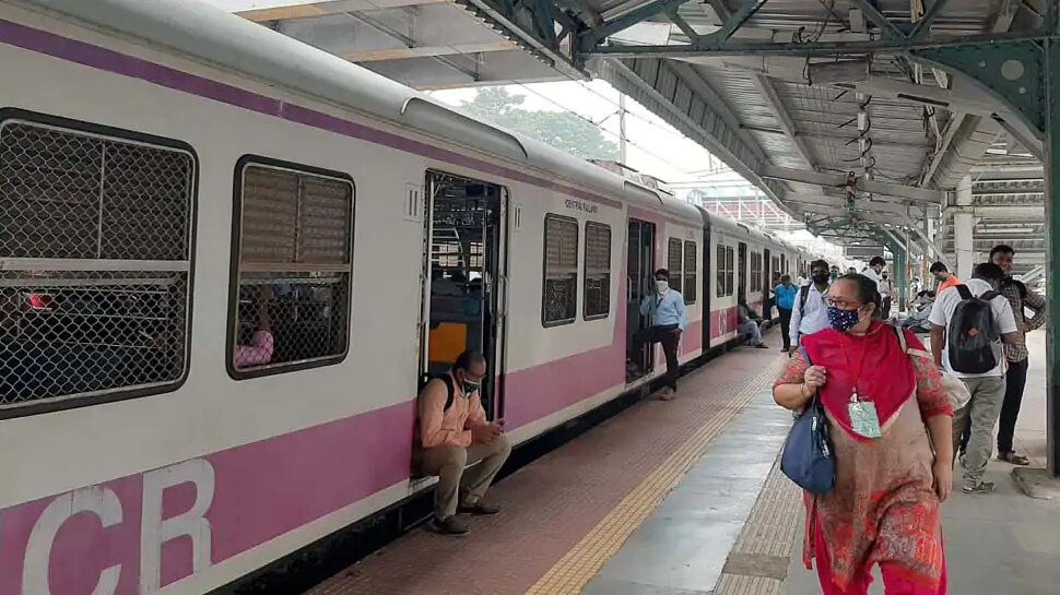 ಮುಂಬೈ ಸ್ಥಳೀಯ ರೈಲುಗಳಲ್ಲಿ ಪ್ರಯಾಣಿಸಲು ಮಹಿಳೆಯರಿಗೆ ಅವಕಾಶ ಮುಂಬೈ ಸ್ಥಳೀಯ ರೈಲುಗಳಲ್ಲಿ ಪ್ರಯಾಣಿಸಲು ಮಹಿಳೆಯರಿಗೆ ಅವಕಾಶ