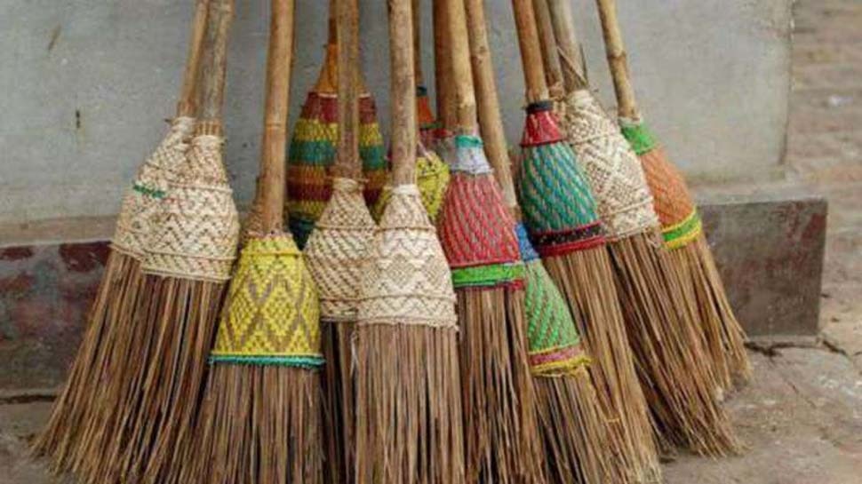 Vastu Tips 7 mistakes we should not do with brooms Vastu Tips