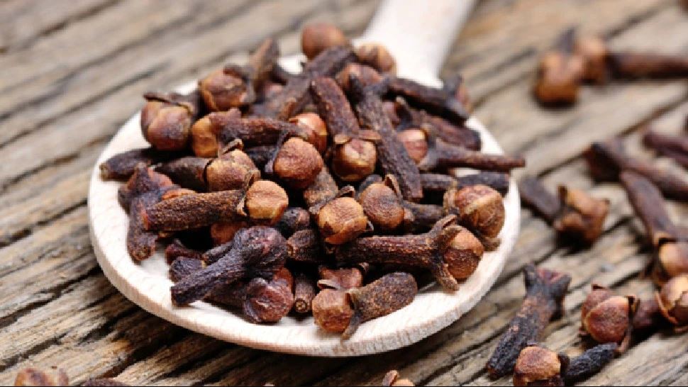 eat 2 cloves per day benefits will amaze men improve immunity cancer bones ಪುರುಷರು ಪ್ರತಿದಿನ 2