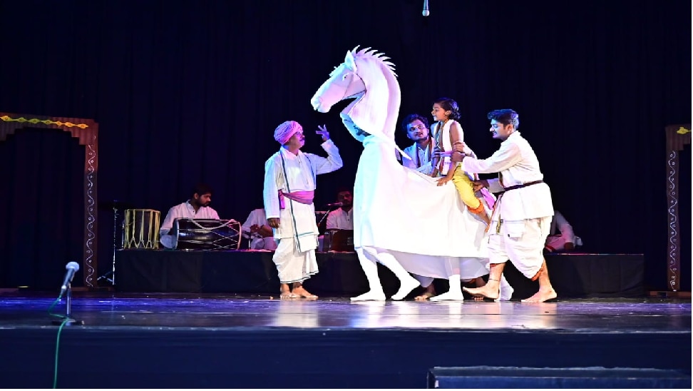 Sanchalana Mysuru Theatre Group Performing Hayavadana Play at Ranga