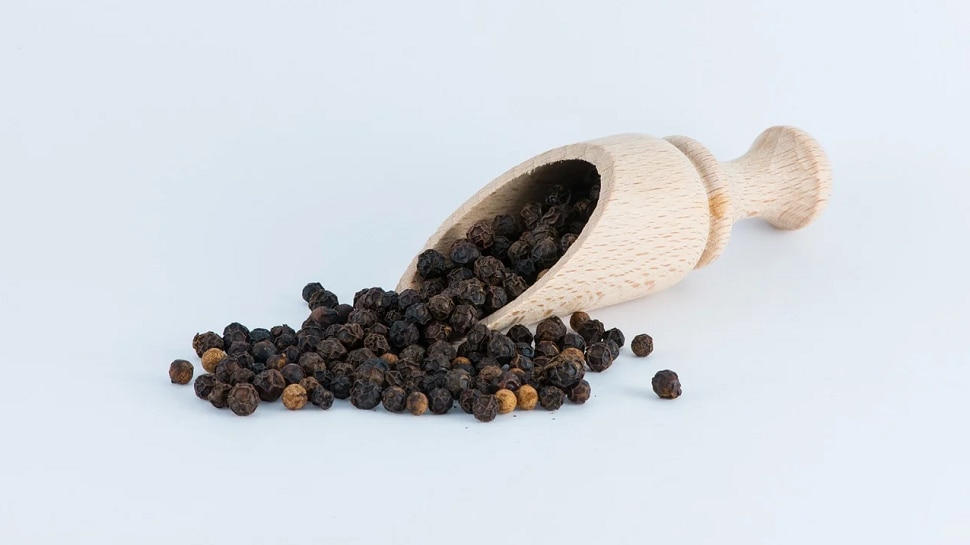 black pepper health benefits and its nutrition values and uses Black