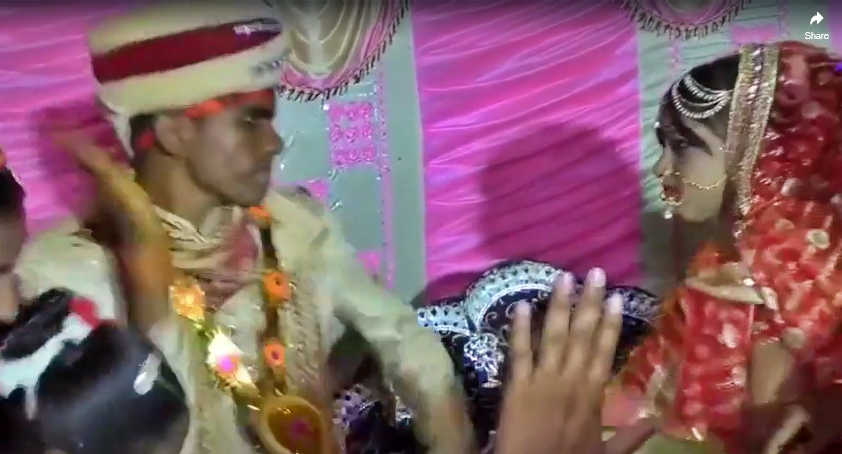 Bride And Groom Fight In The Wedding Hall Video Gone Viral ಮದುವೆ ಮಂಟಪದಲ್ಲಿಯೇ ವಧು ವರರ ಫೈಟ್