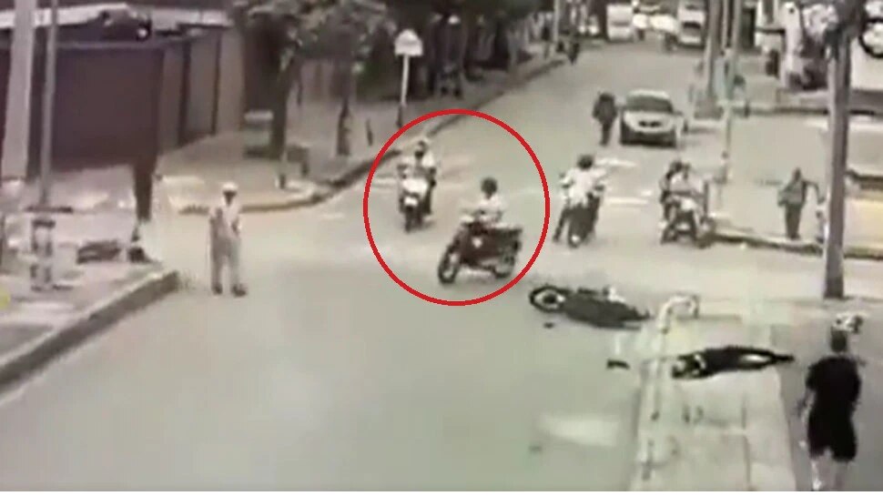 Viral Video Two bikes collided at the crossroads and then what Happen