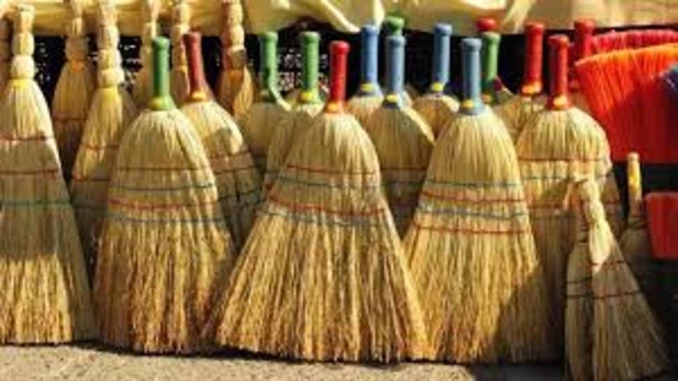Thursday Remedies: ಶ್ರೀಮಂತರಾಗಲು ಗುರುವಾರದಂದು ಪೊರಕೆಗೆ ಸಂಬಂಧಿಸಿದ ಈ ತಂತ್ರವನ್ನು ಅನುಸರಿಸಿ