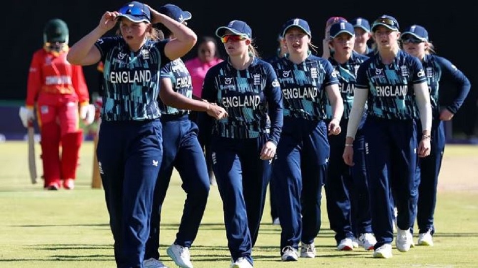 Zimbabwe team was piled on only 25 runs and 4 players were OUT on zero