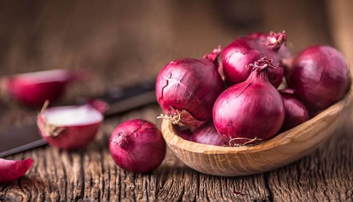 Eating raw Onion : ಪ್ರತಿದಿನ ಹಸಿ ಈರುಳ್ಳಿ ತಿನ್ನುವುದರಿಂದ ಎಷ್ಟೆಲ್ಲಾ ಪ್ರಯೋಜನಗಳಿವೆಯೇ ಗೊತ್ತಾ..!