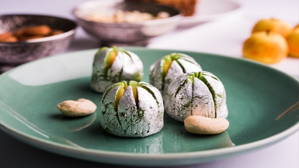 ಸಿಹಿತಿಂಡಿಗಳಲ್ಲಿ ಬೆಳ್ಳಿ ಲೇಪನ Is the silver Vark on desserts and Sweets a carnivoreSilver Foil in