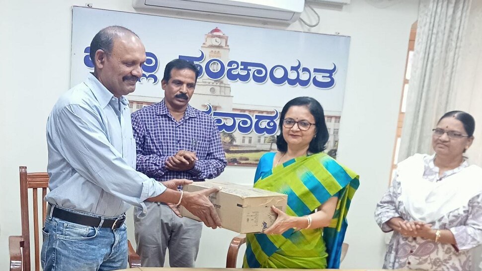 Channaveer Kanavi family donated 3 thousand books to village panchayat libraries of Dharwad
