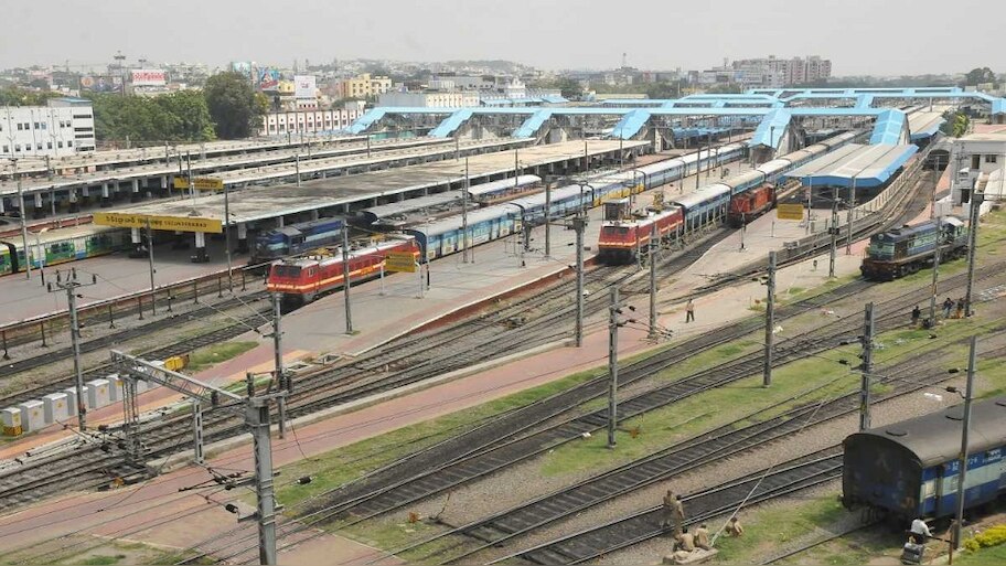 Indias largest railway junction: Train service is available from here ...