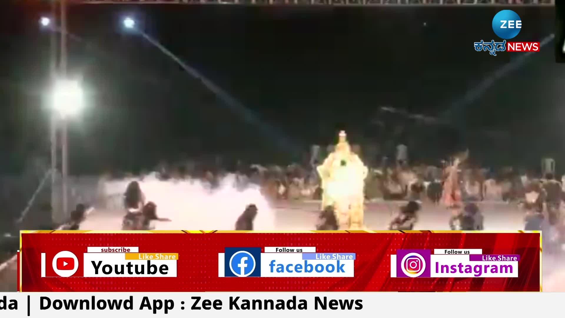 Garba danced by young women and celebrated | ಯುವತಿಯರಿಂದ ಗರ್ಬಾ ನೃತ್ಯವಾಡಿ ...