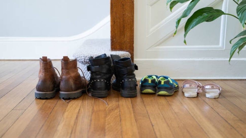 Vastu Tips for shoes and slippers ಮನೆಯಲ್ಲಿ ಶೂ ಮತ್ತು ಚಪ್ಪಲಿ ಬಿಡುವ