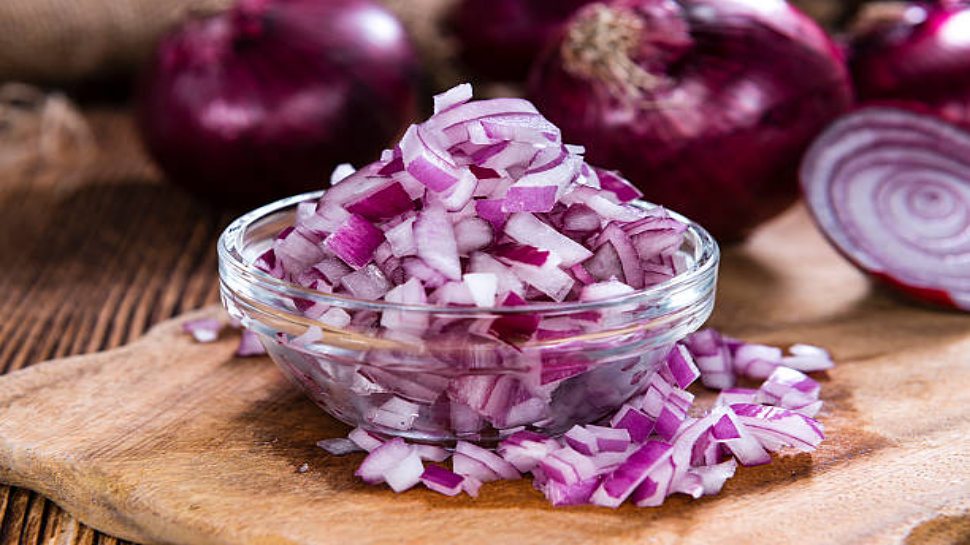 benefits of eating raw onions everyday ಹಸಿ ಈರುಳ್ಳಿ ತಿನ್ನುವುದರ ಆರೋಗ್ಯ