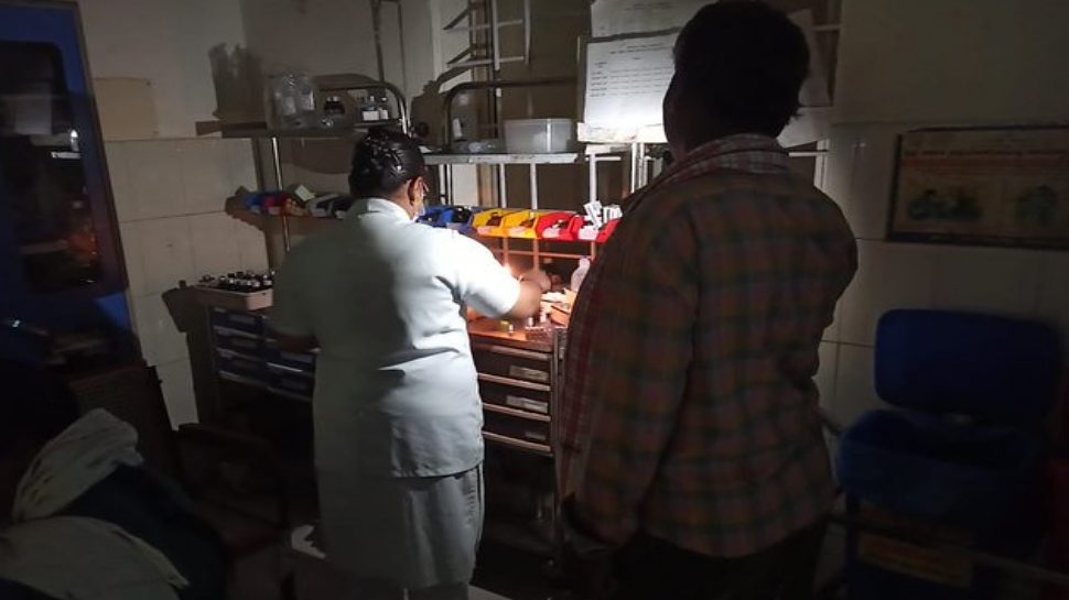 ಕರ್ನಾಟಕ ಆಸ್ಪತ್ರೆಯಲ್ಲಿ ವಿದ್ಯುತ್ ಕಡಿತ: ಟಾರ್ಚ್‌ಲೈಟ್‌ನಲ್ಲಿ ರೋಗಿಗಳಿಗೆ ಚಿಕಿತ್ಸೆ