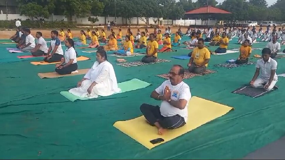 ಅಂತರಾಷ್ಟ್ರೀಯ ಯೋಗ ದಿನ: ಅಧಿಕಾರಿಗಳು, ಸಾರ್ವಜನಿಕರಿಂದ ಸಾಮೂಹಿಕ ಯೋಗ