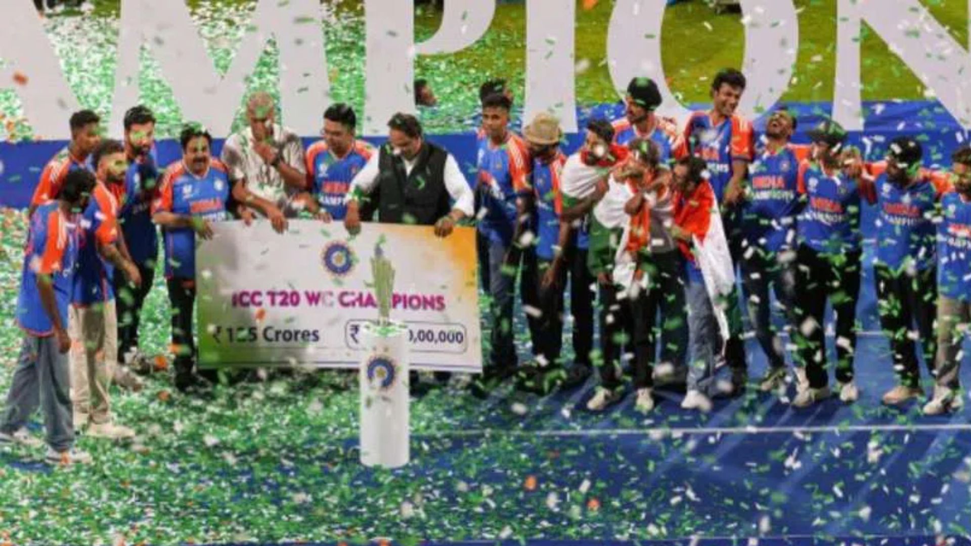 Do you know how BCCI distributed 125 crore prize money to the players? Who got more..? | ಬಿಸಿಸಿಐ 125 ಕೋಟಿ ಬಹುಮಾನ ಮೊತ್ತವನ್ನು ಆಟಗಾರರಿಗೆ ಹಂಚಿದ್ದು ಹೇಗೆ ಗೊತ್ತಾ? ಹೆಚ್ಚು ಪಡೆದವರು ಯಾರು..? News in Kannada