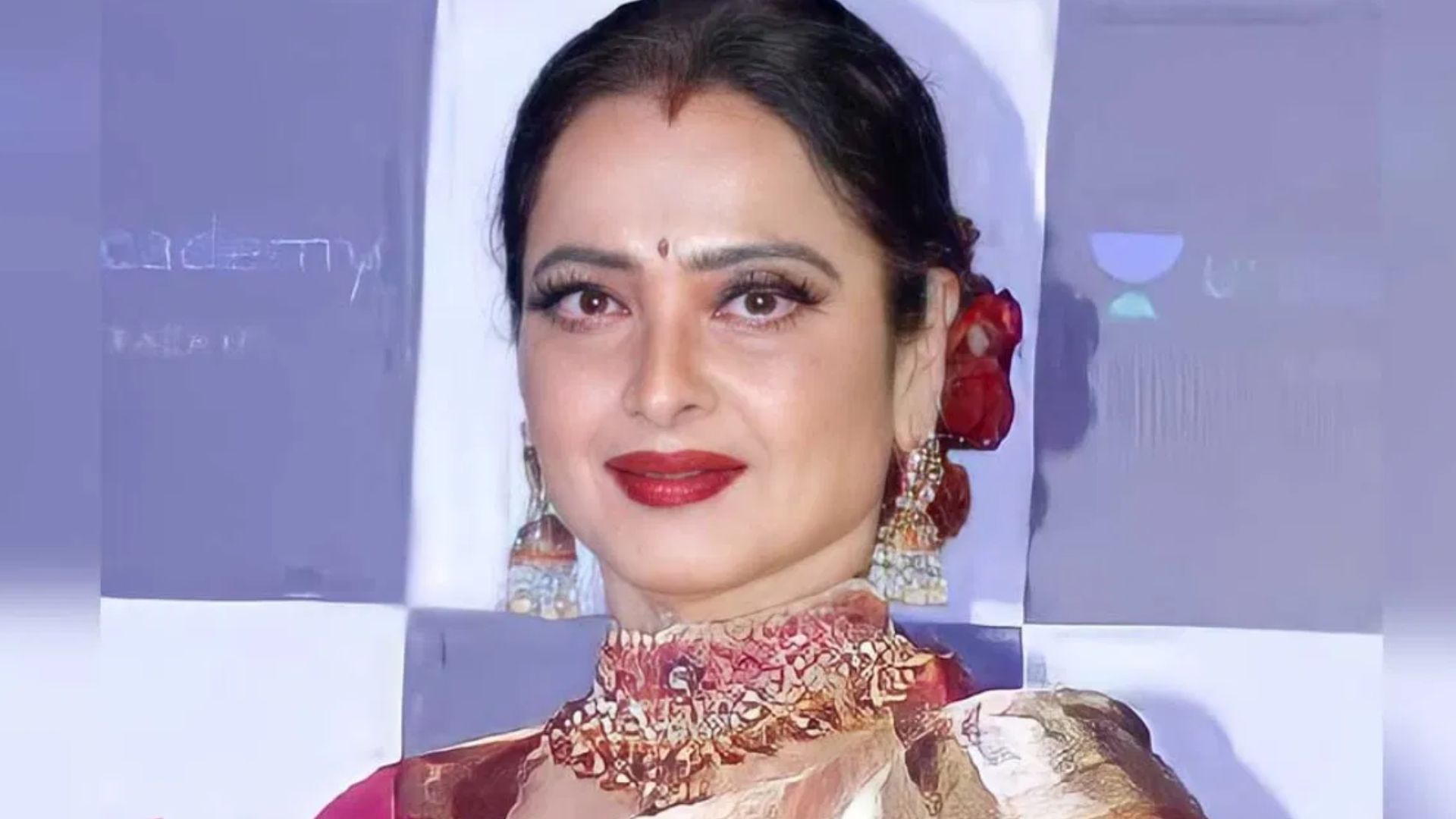 ʼಈ ಮೂವರೊಂದಿಗೆ ನನ್ನ ಮದುವೆಯಾಗಿದೆ.. ಅದಕ್ಕೇ ಹಣೆಗೆ ಸಿಂಧೂರ ಹಚ್ಚುತ್ತೇನೆ' ಶಾಕಿಂಗ್ ಸತ್ಯ ಬಿಚ್ಚಿಟ್ಟ ನಟಿ ರೇಖಾ! ʼಈ ಮೂವರೊಂದಿಗೆ ನನ್ನ ಮದುವೆಯಾಗಿದೆ.. ಅದಕ್ಕೇ ಹಣೆಗೆ ಸಿಂಧೂರ ಹಚ್ಚುತ್ತೇನೆ' ಶಾಕಿಂಗ್ ಸತ್ಯ ಬಿಚ್ಚಿಟ್ಟ ನಟಿ ರೇಖಾ!