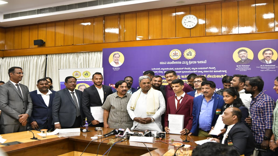 ಸಂಪುಟ ಪುನರಚನೆ ಇಲ್ಲ, ನಾನೇ ಚೀಫ್ ಮಿನಿಸ್ಟರ್ ಆಗಿರುತ್ತೇನೆ: ಸಿಎಂ ಸಿದ್ದರಾಮಯ್ಯ ಸಂಪುಟ ಪುನರಚನೆ ಇಲ್ಲ, ನಾನೇ ಚೀಫ್ ಮಿನಿಸ್ಟರ್ ಆಗಿರುತ್ತೇನೆ: ಸಿಎಂ ಸಿದ್ದರಾಮಯ್ಯ