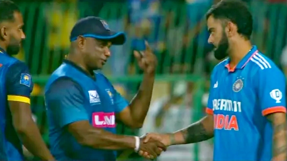 IND vs SL: ಫೀಲ್ಡ್ನಲ್ಲಿ ಶ್ರೀಲಂಕಾ ಆಟಗಾರರ ಆಕ್ರೋಶ..ಕೋಪದಲ್ಲಿ ಎದುರಾಳಿ ತಂಡದ ಆಟಗಾರನೊಂದಿಗೆ ಕೈ ಕುಲುಕಿದ ಕಿಂಗ್..ವಿಡಿಯೋ ಫುಲ್ ವೈರಲ್..! IND vs SL: ಫೀಲ್ಡ್ನಲ್ಲಿ ಶ್ರೀಲಂಕಾ ಆಟಗಾರರ ಆಕ್ರೋಶ..ಕೋಪದಲ್ಲಿ ಎದುರಾಳಿ ತಂಡದ ಆಟಗಾರನೊಂದಿಗೆ ಕೈ ಕುಲುಕಿದ ಕಿಂಗ್..ವಿಡಿಯೋ ಫುಲ್ ವೈರಲ್..!