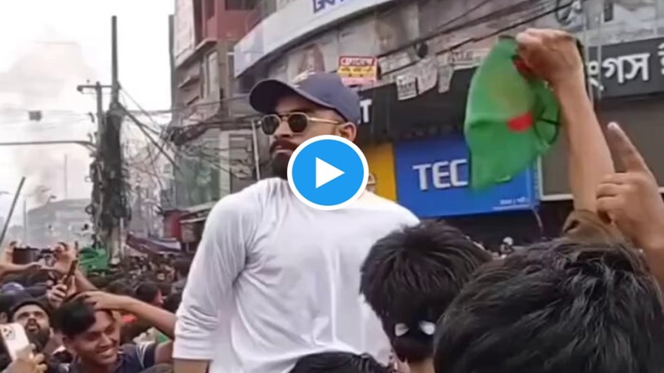 ಬಾಂಗ್ಲಾದೇಶ ಪ್ರತಿಭಟನೆಯಲ್ಲಿ ವಿರಾಟ್ ಕೊಹ್ಲಿ!? ಆರ್ʼಸಿಬಿ ಕ್ಯಾಪ್ ಧರಿಸಿ ಪ್ರೊಟೆಸ್ಟ್ʼನಲ್ಲಿ ಭಾಗಿಯಾದ ವಿಡಿಯೋ ಬಾಂಗ್ಲಾದೇಶ ಪ್ರತಿಭಟನೆಯಲ್ಲಿ ವಿರಾಟ್ ಕೊಹ್ಲಿ!? ಆರ್ʼಸಿಬಿ ಕ್ಯಾಪ್ ಧರಿಸಿ ಪ್ರೊಟೆಸ್ಟ್ʼನಲ್ಲಿ ಭಾಗಿಯಾದ ವಿಡಿಯೋ