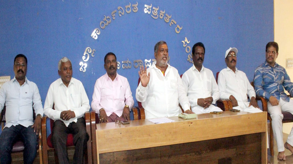 ಜನಾಂದೋಲನ ಬಳಿಕ ಅಭಿಮಾನಿಗಳಿಂದ ಸಿಎಂ ಪರ ಪ್ರತಿಭಟನೆ ಜನಾಂದೋಲನ ಬಳಿಕ ಅಭಿಮಾನಿಗಳಿಂದ ಸಿಎಂ ಪರ ಪ್ರತಿಭಟನೆ