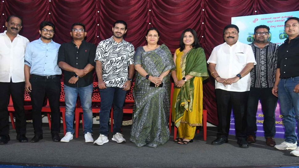 ಅನಿವಾಸಿ ಕನ್ನಡಿಗರ "ಹನಿ ಹನಿ" ಆಲ್ಬಂ ಸಾಂಗ್ ರಿಲೀಸ್ ಮಾಡಿದ ಅಶ್ವಿನಿ ಪುನೀತ್ ರಾಜಕುಮಾರ್ ಅನಿವಾಸಿ ಕನ್ನಡಿಗರ "ಹನಿ ಹನಿ" ಆಲ್ಬಂ ಸಾಂಗ್ ರಿಲೀಸ್ ಮಾಡಿದ ಅಶ್ವಿನಿ ಪುನೀತ್ ರಾಜಕುಮಾರ್