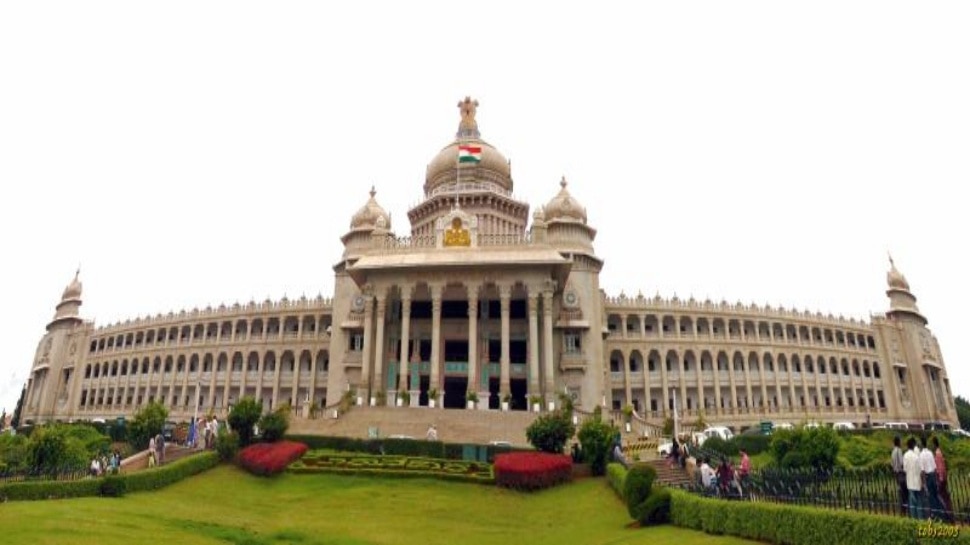 ಸಿದ್ದರಾಮಯ್ಯ ಸಿಎಂ ಸ್ಥಾನದಿಂದ ಕೆಳಗಿಳಿದರೆ ಆ ಪಟ್ಟಕ್ಕೇರುವ ನಾಯಕ ಇವರೇ ಅಂತೆ!ಹಾಗಿದ್ದರೆ ಡಿಕೆಶಿ? 