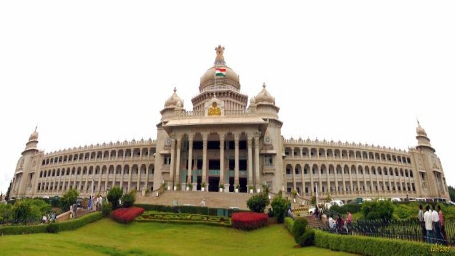 ಸಿದ್ದರಾಮಯ್ಯ ಸಿಎಂ ಸ್ಥಾನದಿಂದ ಕೆಳಗಿಳಿದರೆ ಆ ಪಟ್ಟಕ್ಕೇರುವ ನಾಯಕ ಇವರೇ ಅಂತೆ!ಹಾಗಿದ್ದರೆ ಡಿಕೆಶಿ? 