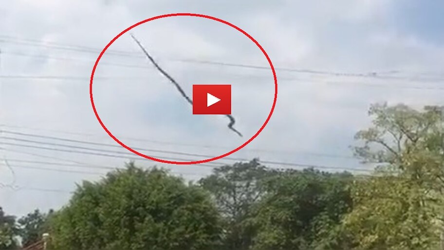 Flying Snake Video: ಹಾವು ಹಕ್ಕಿಯಂತೆ ಹಾರಾಡುವುದನ್ನು ನೋಡಿದ್ದೀರಾ? ಇಲ್ಲವಾದರೆ ಚಾಲಾಕಿ ಸರ್ಪದ ಈ ವಿಡಿಯೋ ನೋಡಿ… ಬಲು ಅಪರೂಪದ ದೃಶ್ಯವಿದು 