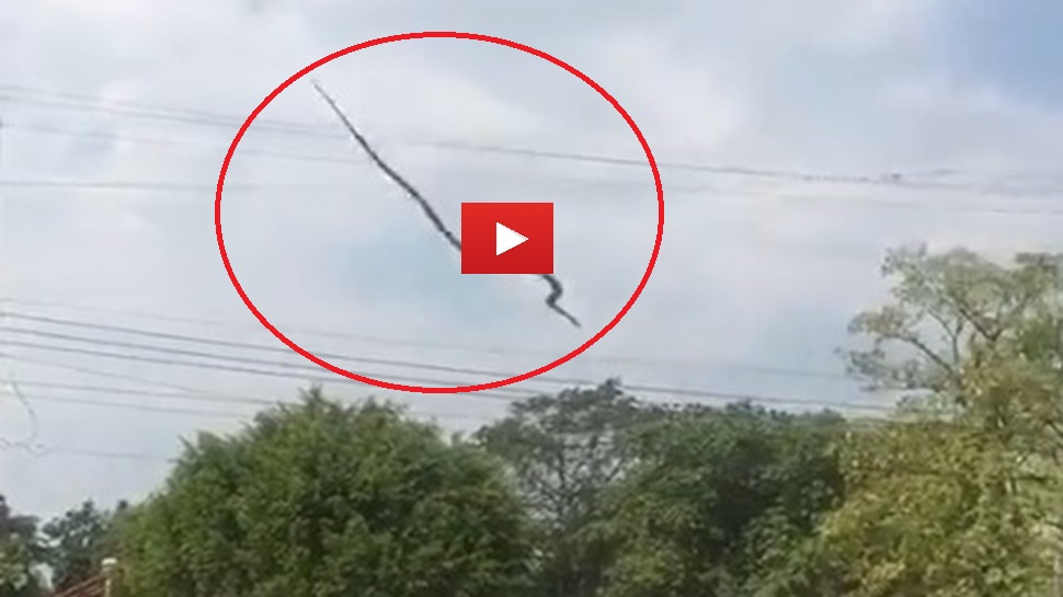 Flying Snake Video: ಹಾವು ಹಕ್ಕಿಯಂತೆ ಹಾರಾಡುವುದನ್ನು ನೋಡಿದ್ದೀರಾ? ಇಲ್ಲವಾದರೆ ಚಾಲಾಕಿ ಸರ್ಪದ ಈ ವಿಡಿಯೋ ನೋಡಿ… ಬಲು ಅಪರೂಪದ ದೃಶ್ಯವಿದು Flying Snake Video: ಹಾವು ಹಕ್ಕಿಯಂತೆ ಹಾರಾಡುವುದನ್ನು ನೋಡಿದ್ದೀರಾ? ಇಲ್ಲವಾದರೆ ಚಾಲಾಕಿ ಸರ್ಪದ ಈ ವಿಡಿಯೋ ನೋಡಿ… ಬಲು ಅಪರೂಪದ ದೃಶ್ಯವಿದು
