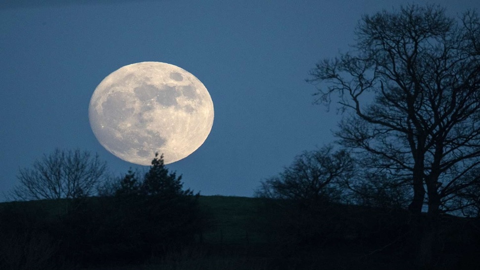 Lunar eclipse on the full moon Leaning towards luck is the destiny of