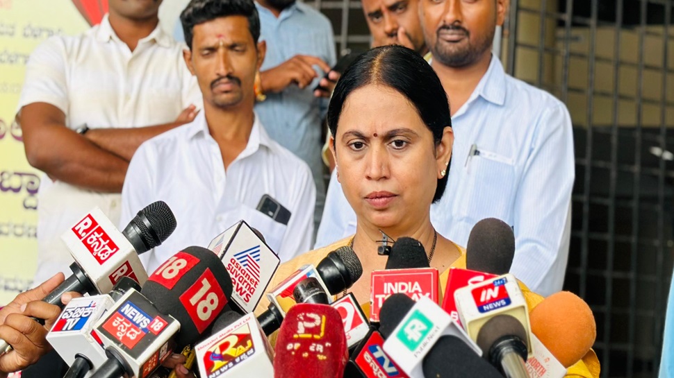 ಸಿಎಂ ಸ್ಥಾನದ ವಿಚಾರ ಗಲ್ಲಿಯಲ್ಲಿ, ಬೀದಿಯಲ್ಲಿ ಮಾತನಾಡುವ ವಿಷಯವಲ್ಲ: ಬೆಳಗಾವಿಯಲ್ಲಿ ಸಚಿವೆ ಲಕ್ಷ್ಮೀ ಹೆಬ್ಬಾಳಕರ್ ಪ್ರತಿಕ್ರಿಯೆ ಸಿಎಂ ಸ್ಥಾನದ ವಿಚಾರ ಗಲ್ಲಿಯಲ್ಲಿ, ಬೀದಿಯಲ್ಲಿ ಮಾತನಾಡುವ ವಿಷಯವಲ್ಲ: ಬೆಳಗಾವಿಯಲ್ಲಿ ಸಚಿವೆ ಲಕ್ಷ್ಮೀ ಹೆಬ್ಬಾಳಕರ್ ಪ್ರತಿಕ್ರಿಯೆ
