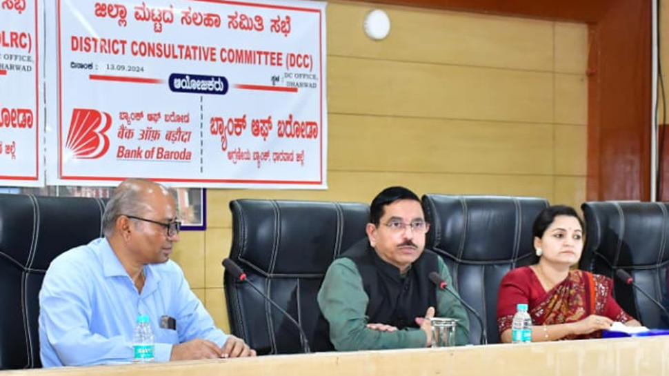 ರೈತರಿಗೆ ತೊಂದರೆಯಾಗದಂತೆ ಬ್ಯಾಂಕಗಳು ಸ್ಪಂದಿಸಬೇಕು -ಕೇಂದ್ರ ಸಚಿವ ಪ್ರಲ್ಹಾದ ಜೋಶಿ ರೈತರಿಗೆ ತೊಂದರೆಯಾಗದಂತೆ ಬ್ಯಾಂಕಗಳು ಸ್ಪಂದಿಸಬೇಕು -ಕೇಂದ್ರ ಸಚಿವ ಪ್ರಲ್ಹಾದ ಜೋಶಿ
