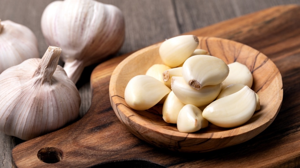 Having raw garlic in empty stomach uses from reducing sugar level to  cholostrol in body | ಹಸಿ ಬೆಳ್ಳುಳ್ಳಿಯನ್ನು ಖಾಲಿ ಹೊಟ್ಟೆಯಲ್ಲಿ ಹೀಗೆ ಸೇವಿಸಿ 2  ನಿಮಿಷದಲ್ಲಿ ತಟ್‌ ಅಂತ ಕಡಿಮೆಯಾಗುತ್ತೆ ...