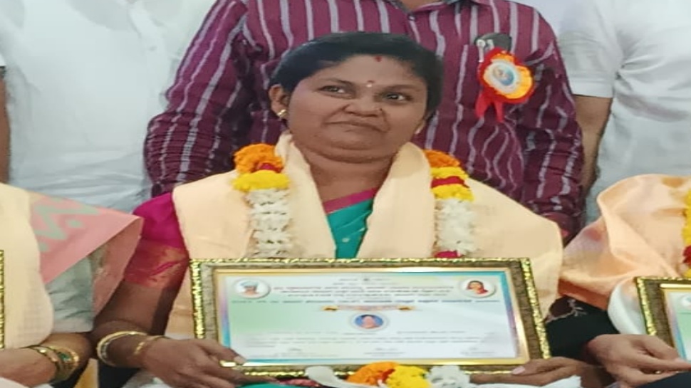 ನಿವೃತ್ತಿ ಹೊಂದಿದ ಶಿಕ್ಷಕರಿಗೆ ಸನ್ಮಾನ..ಶ್ರೀಮತಿ ಸಂತೋಷಿಮಾ ಸಾತಿಹಾಳ್ ಅವರಿಗೆ ಉತ್ತಮ ಶಿಕ್ಷಕಿ ಪ್ರಶಸ್ತಿ! ನಿವೃತ್ತಿ ಹೊಂದಿದ ಶಿಕ್ಷಕರಿಗೆ ಸನ್ಮಾನ..ಶ್ರೀಮತಿ ಸಂತೋಷಿಮಾ ಸಾತಿಹಾಳ್ ಅವರಿಗೆ ಉತ್ತಮ ಶಿಕ್ಷಕಿ ಪ್ರಶಸ್ತಿ!