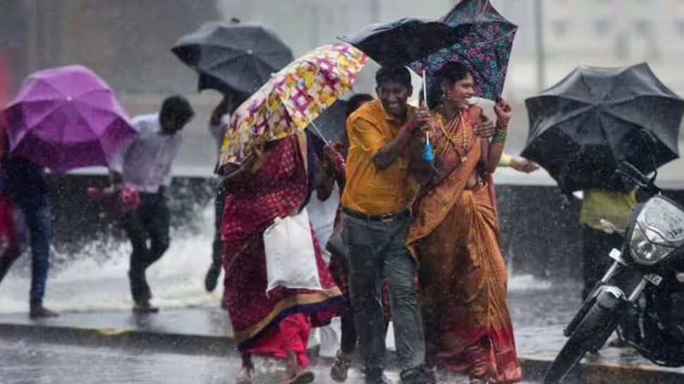 Karnataka Rains: ಮುಂದಿನ ಐದು ದಿನ ಕರ್ನಾಟಕದ ಈ 15 ಜಿಲ್ಲೆಗಳಲ್ಲಿ ಭಾರೀ ಮಳೆ ಸಾಧ್ಯತೆ! Karnataka Rains: ಮುಂದಿನ ಐದು ದಿನ ಕರ್ನಾಟಕದ ಈ 15 ಜಿಲ್ಲೆಗಳಲ್ಲಿ ಭಾರೀ ಮಳೆ ಸಾಧ್ಯತೆ!